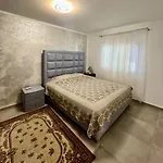 度假居 A Detached Floor